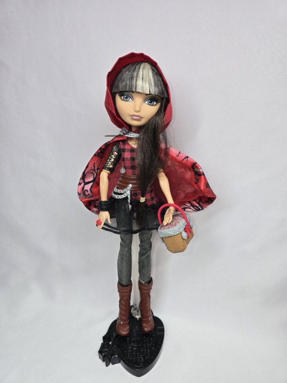Ever After High Doll CERISE HOOD First Chapter With Accessories And Ring- READ